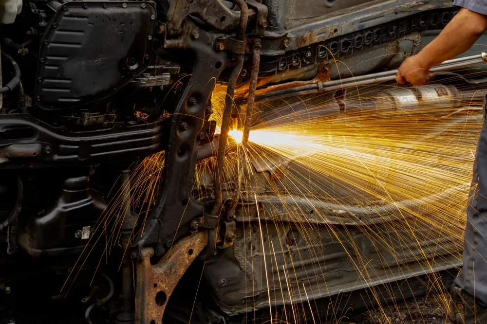 Taşlama ile metal kesimi ve kıvılcımlar